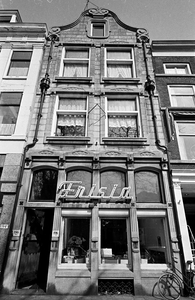 128877 Gezicht op de voorgevel van het huis Oudegracht 196 (Firma Frisia) te Utrecht.